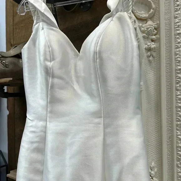 Wedding Gown Size 6 New with tags - Picture 3 of 11